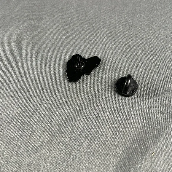 1/2 Inch Frog Driving a Red Car Enamel Pin - Picture 3 of 4